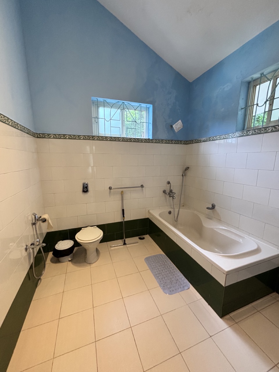 En-suite bathroom at NIVRRITII 3BHK villa Canacona Goa